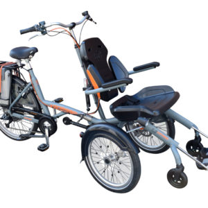 The Van Raam OPair on a white background. The bike has a traditional bike seat on the back and a chair for a wheelchair user to transfer to in front.